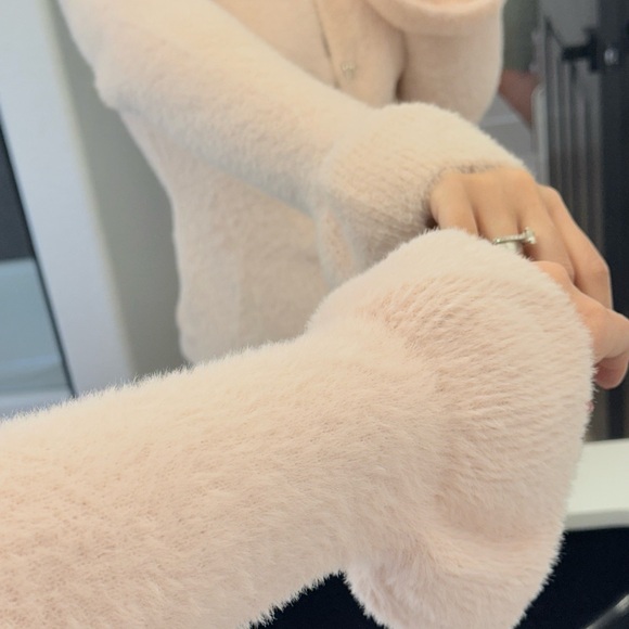 236 ‘Sarah’ Elegant Blush Pink Rhinestone Bow Button-Up Soft Fuzzy Sweater NWT - Picture 5 of 5